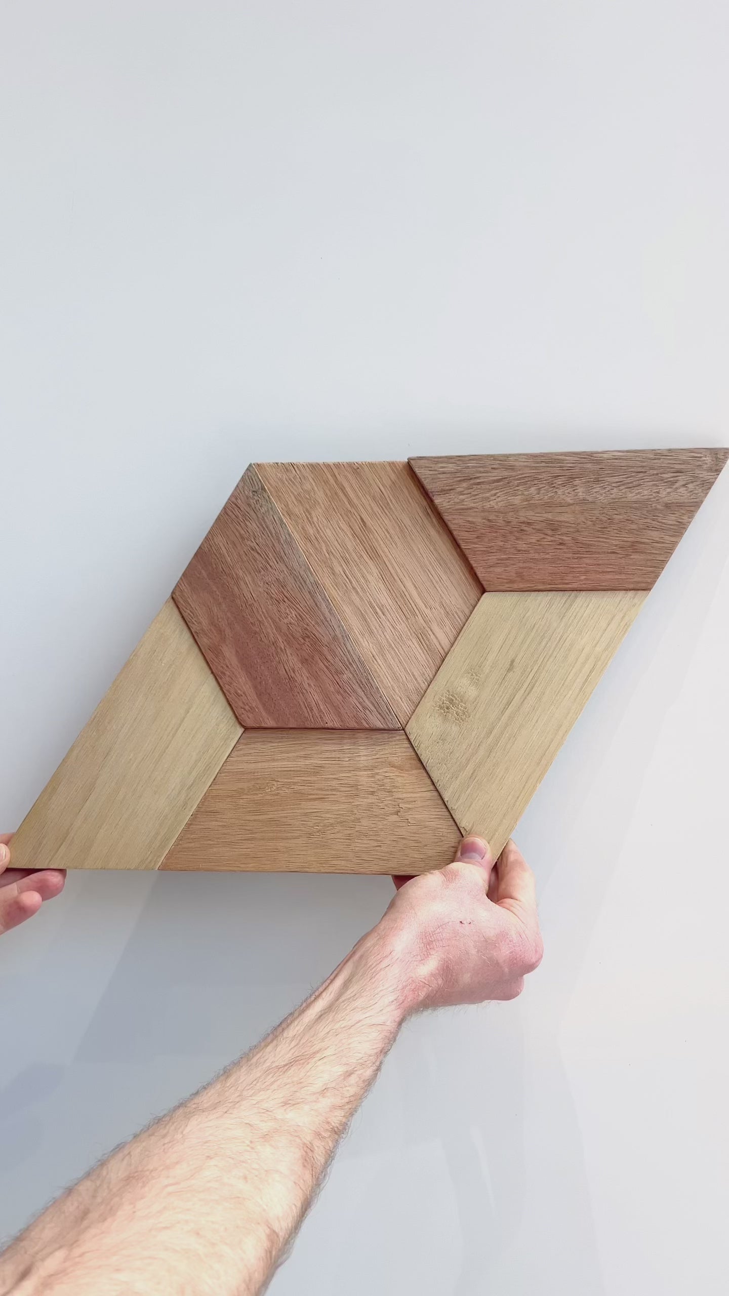 Parallel Stack 3D Holz Wandpaneele – FSC® Meranti Parallelogramm Wandverkleidung – Wanddekoration aus Naturholz – 6 Paneele (0,5 m²) – 311,77 × 270 mm