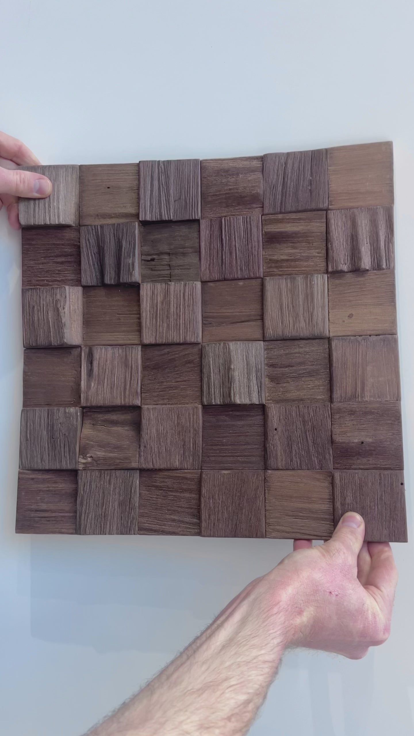 Merapi 3D Holz Wandpaneele – FSC® Meranti Würfel Mosaik Wandverkleidung – Dunkelbraune Naturholz Wanddekoration – 8 Paneele (1,04 m²) – 360 × 360 mm